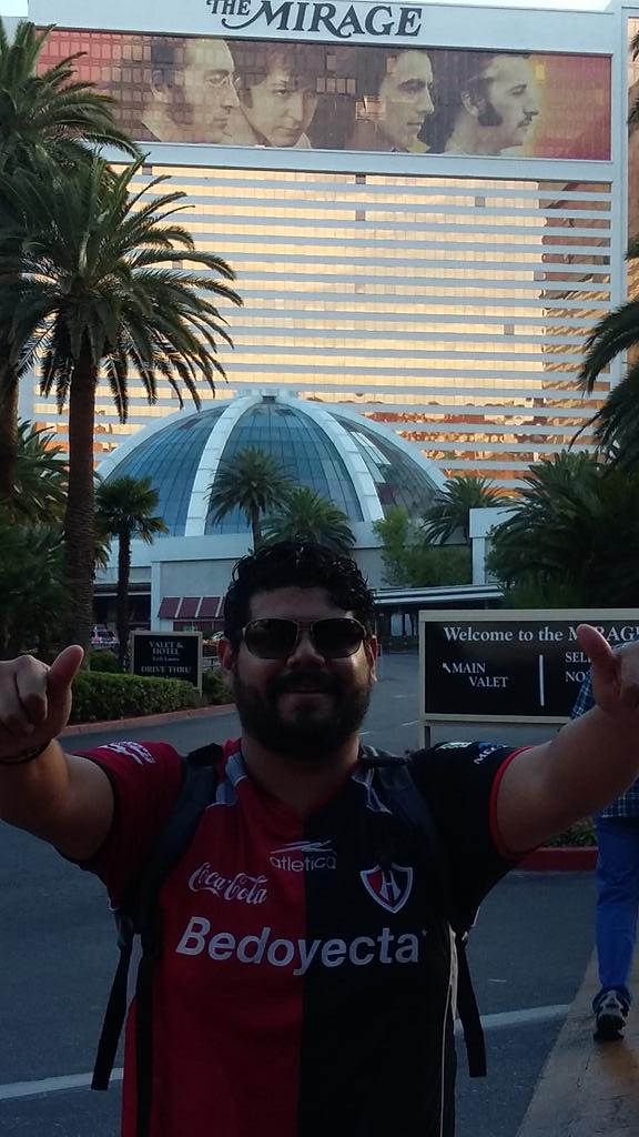 elnegroarreola's tweet photo. Festejo el 99 aniv del @atlasfc y el cumpleaños de este rojinegro aguerrido!! #SuServidor #Atlas99 #PlanetaRojinegro http://t.co/NdIhXxlzol