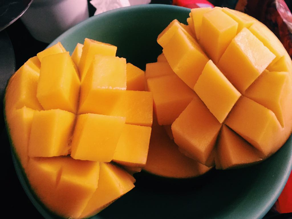 These mangoes are prob from Mexico but they were pretty good😻😻 #perfectsnack