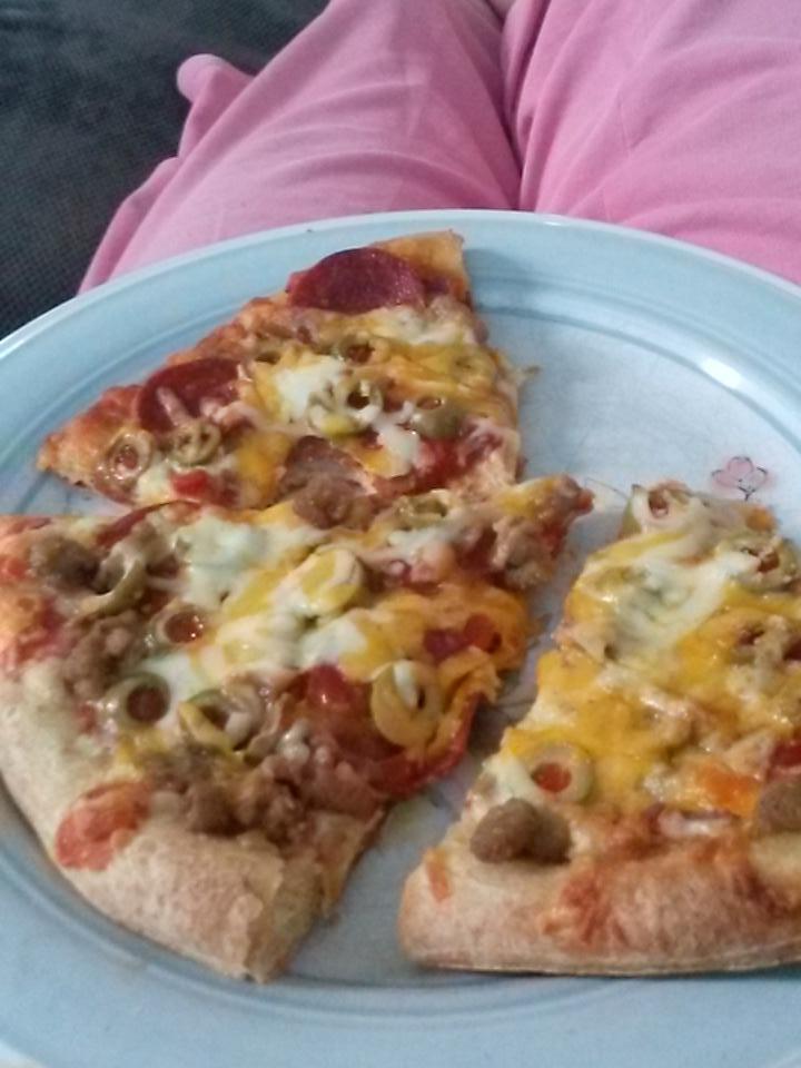 LaurieWorby's tweet photo. Having frozen pizza for supper..... yeah I'm that lazy today. #ItsNotTooBad http://t.co/Dkv2z9Ocia