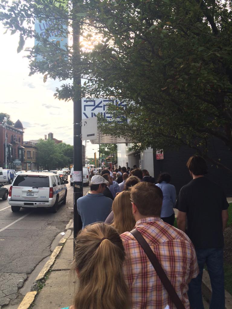 windycityproggs's tweet photo. Inching closer. Anticipation.  #chicago4bernie #berniesanders #feelthebern http://t.co/R6etuqeBZc