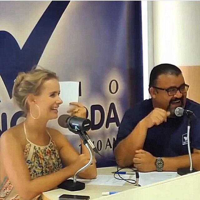 mulhervanguarda's tweet photo. É amanhã, 9H45, todo mundo ligado na @Vanguarda949 !!! Programa #MulherDeVanguarda com a nossa @LolaMelnick #aovivo http://t.co/eC0DsvADBr
