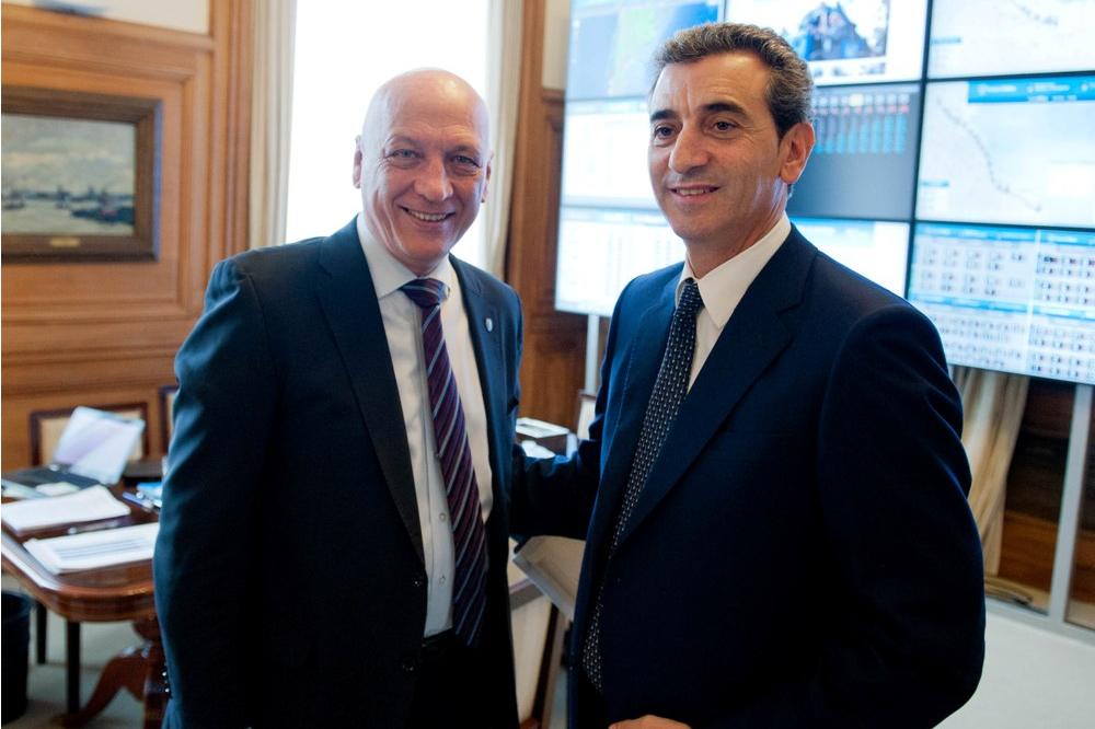 MInterior_AR's tweet photo. Hoy 11:30hs @RandazzoF visita #Rosario para poner en marcha  la Licencia Nacional de Conducir con @AntonioBonfatti. http://t.co/dKRUhVZdja