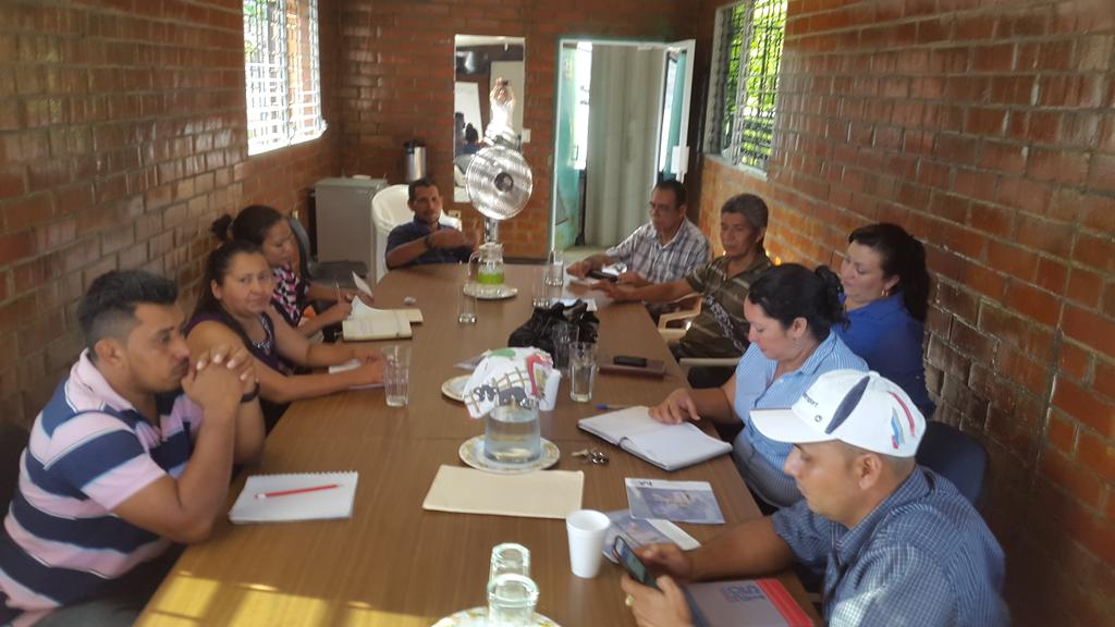 Acomalapa1's tweet photo. Adescom el Morro reunidos con el Concejo Municipal de Comalapa. http://t.co/tLOkffl0x2
