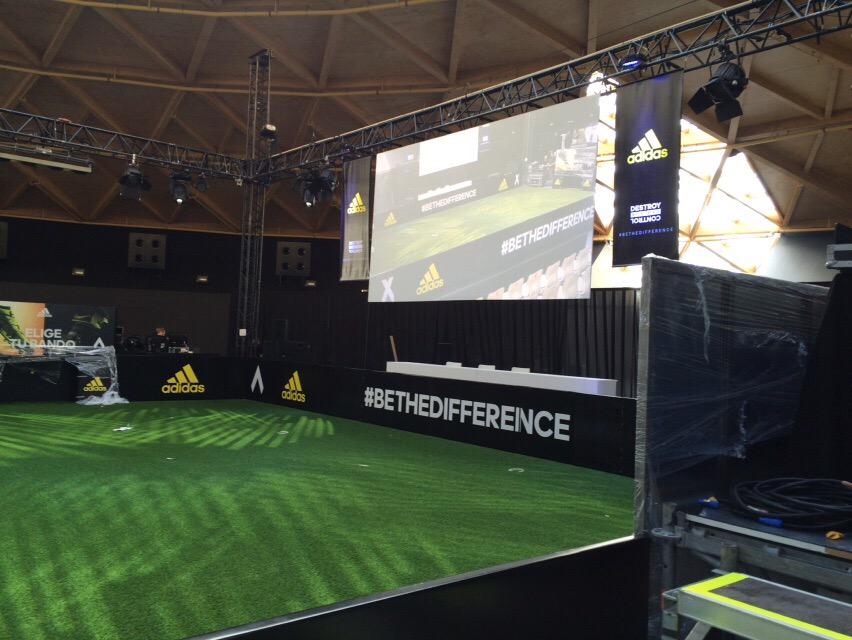 GuidoFTO's tweet photo. Preparando todo para el evento de mañana en Barcelona! ⚽️🔥 http://t.co/ufyXWYpvQF