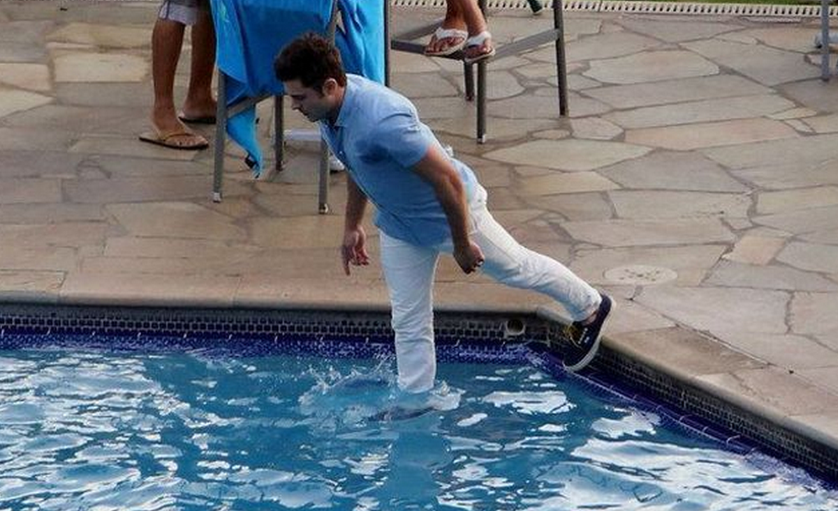 funnyordie's tweet photo. 14 Pics Of Gravity Doing Its Job On People http://t.co/Buhcncqi7k http://t.co/8xaKHobDGt