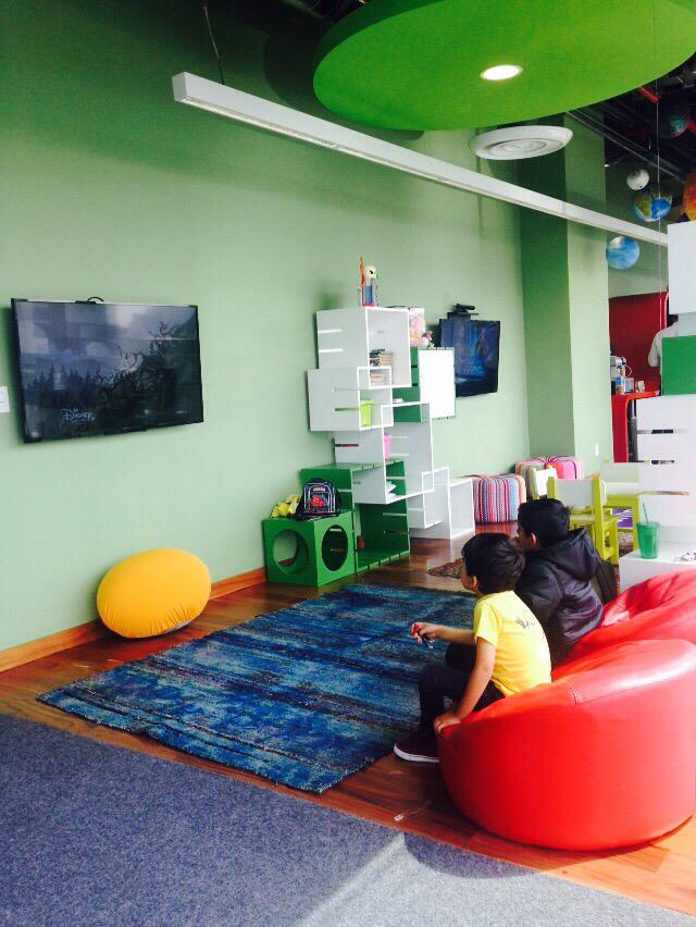 AndreaGarVaz's tweet photo. This is Microsoft! #kids #Microsoft #MicrosoftLife #MSFTrocks http://t.co/xJdwL0uWux