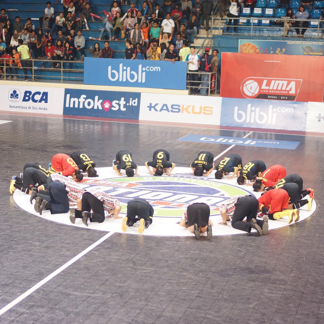Putri UPI Bandung Champions LIMA 2015!! <a href="/infobandung/">infobandung</a> <a href="/ligamahasiswa/">Liga Mahasiswa</a> <a href="/LIMAFutsal_/">LIMA Futsal</a> <a href="/ridwankamil/">Ridwan Kamil</a> <a href="/IsolaUPI/">Futsal UPI Putri</a> <a href="/FutsalUPI/">Futsal UPI</a>