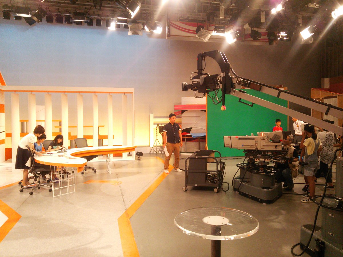 広島ホームテレビ ５ch Twitterren 今日広島ホームテレビでは 夏休みｈｏｍｅわくわく学校 が開かれています 小学5 6年生の子どもたちが Home Jステーション 実際のスタジオや いつも放送で使用している機材を使ってニュースづくりのお仕事体験中です