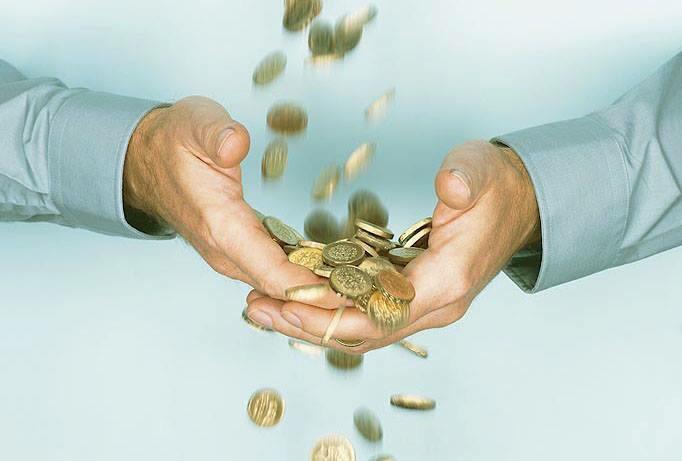 заработная плата деньги. зарабатывать деньги. гонорар деньгами. заработная плата. человек отдает деньги.