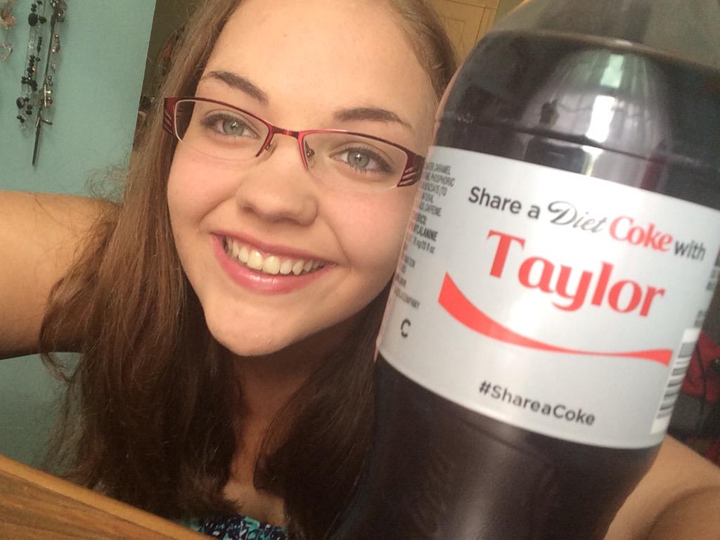 Juliebeth18's tweet photo. Selfies with my Taylor coke BECAUSE IM SEEING HER TWICE IN ONE YEAR NOW #SharewithTaylor #Sweepstakes http://t.co/4qjLbSTtV6