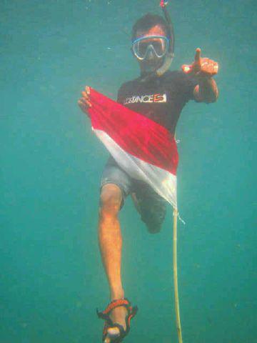pulau_cingkuak's tweet photo. Edisi khusus 17an 2015, pengibaran bendera bawah laut caroco oleh admin! http://t.co/qXkwJ9TARG