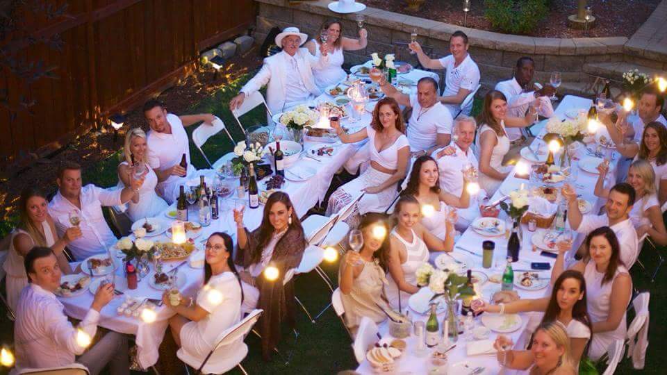 TaniaCazin's tweet image. #dinerenblanc #whiteeverything #friends #greatnight #tradition #minneapolis #summerfun #French #frenchfood