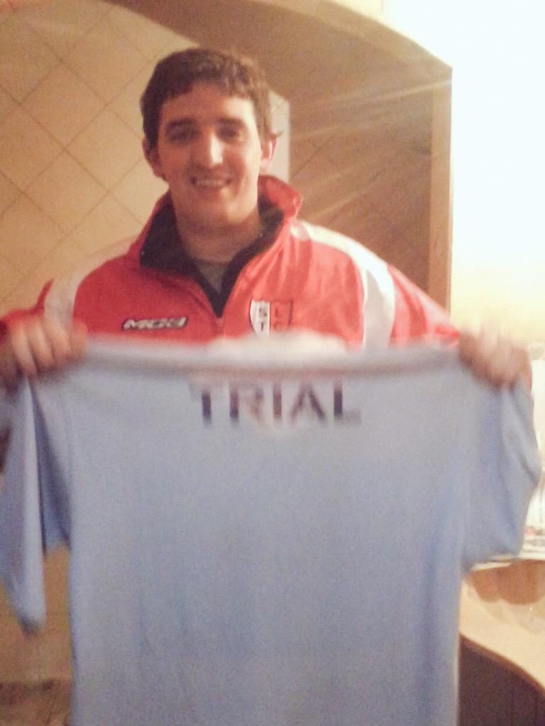 En mis manos una reliquia, la camiseta de <a href="/JMLegui/">Juan M. Leguizamon</a> cuando jugaba sus primeros partidos en los Pumitas.