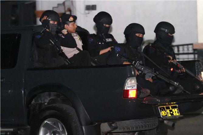 Metro_TV's tweet image. Setelah Baku Tembak, Hari Ini Polisi Buru Terduga Teroris Poso goo.gl/3oibfh