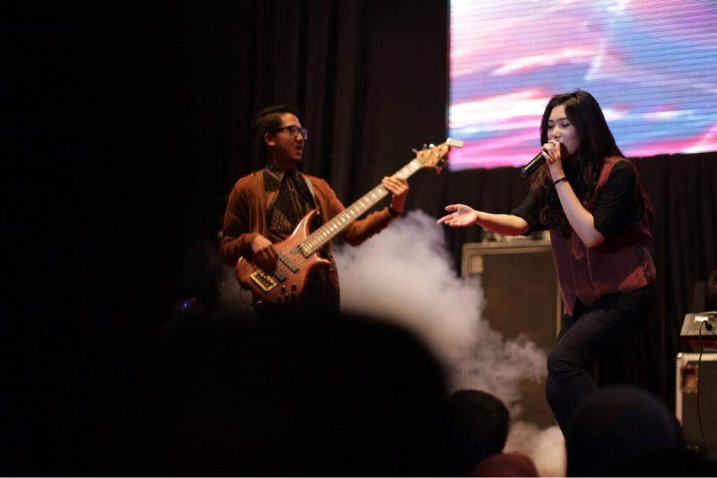 BeswanDjarum's tweet photo. .@isyanasarasvati pun mengajak seluruh peserta untuk bernyanyi bersama. Melepas penat usai jalani seleksi :) http://t.co/m0j0rABEiP