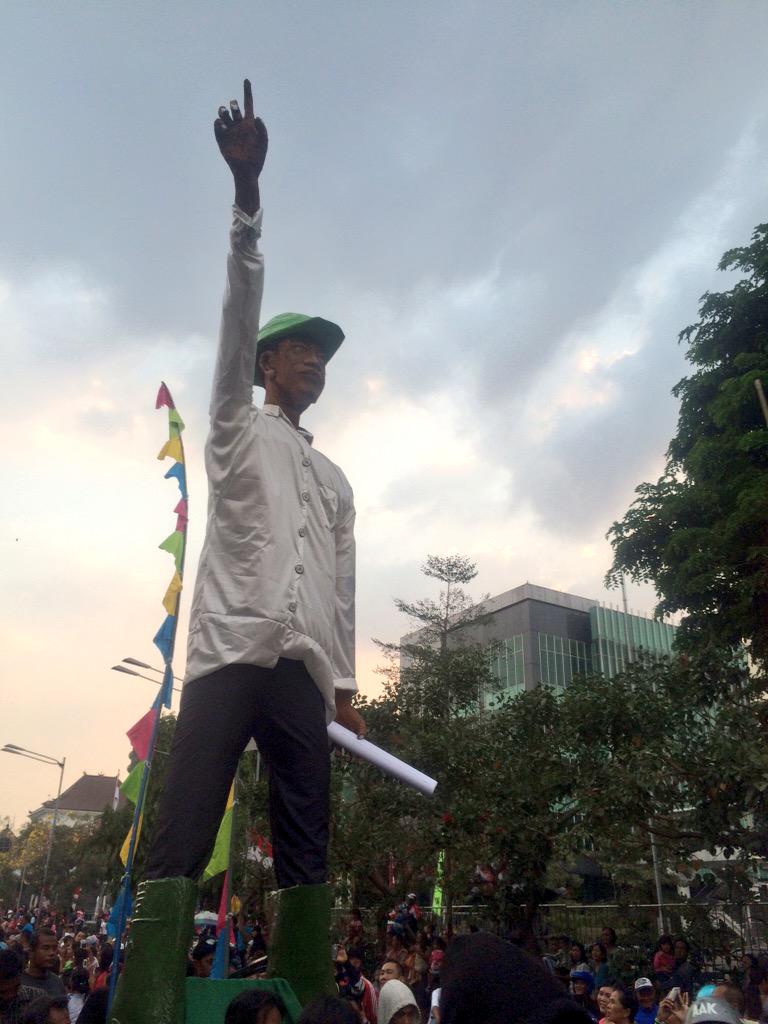 kabarkotasolo's tweet photo. Pawai pembangunan di sepanjang Jl.Slamet Riyadi #kotaSolo http://t.co/oIQ5jrekVJ