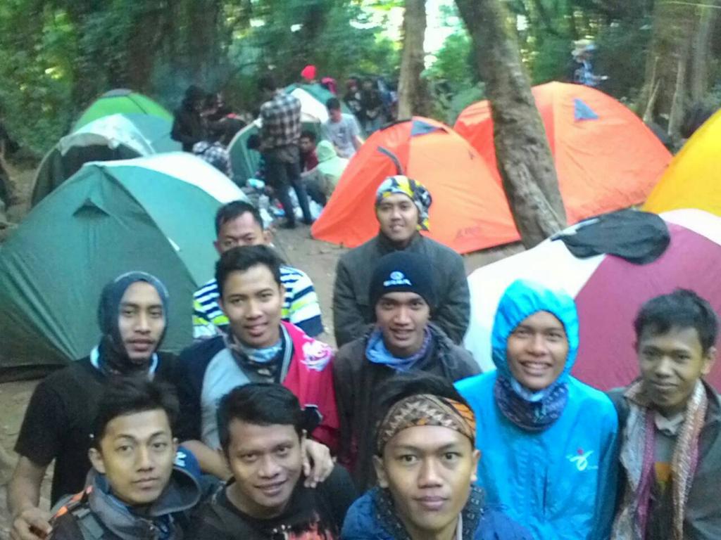 aldyMARBOT's tweet photo. Yapz ini keseruan kita di Mt.Ciremai, dari yg gak kenal jd kenal, this is "Kampung Asoy"😂 @InfoCiremai @infopendaki http://t.co/wK3TJADT7T