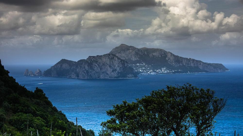 Capri,
Odor di pioggia...nuvole e vento,cantano silenti nello sguardo assorto dei ricordi...