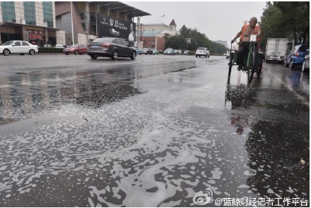 DonEvansWm's tweet photo. 政府忙着维稳  网民忙着争论，都忘记了还有一些不上网、只从新闻联播上看李克强的天津人，还光着膀子在大雨中蹬三轮车，意识不到危险 http://t.co/WwGfcQewYK