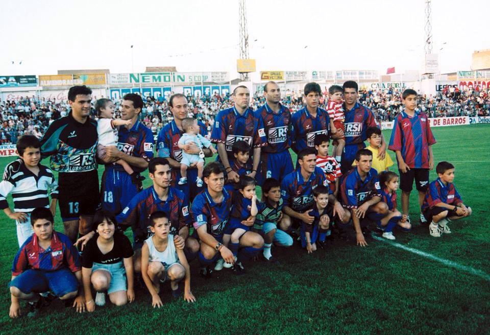 popi1312's tweet photo. Partido homenaje contra el real Madrid , por ascenso a primera http://t.co/WWvgFoUGoB