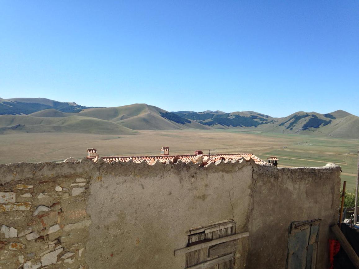 Touching rooftops of #Apennines in #CastelluccioDiNorcia #paradise <a href="/VisitUmbria_IT/">Visit Umbria</a> <a href="/Umbriabella/">Umbria Bella</a> <a href="/UmbriaSI/">UmbriaSI</a> <a href="/OrnaOR/">Orna O'Reilly Weber</a>