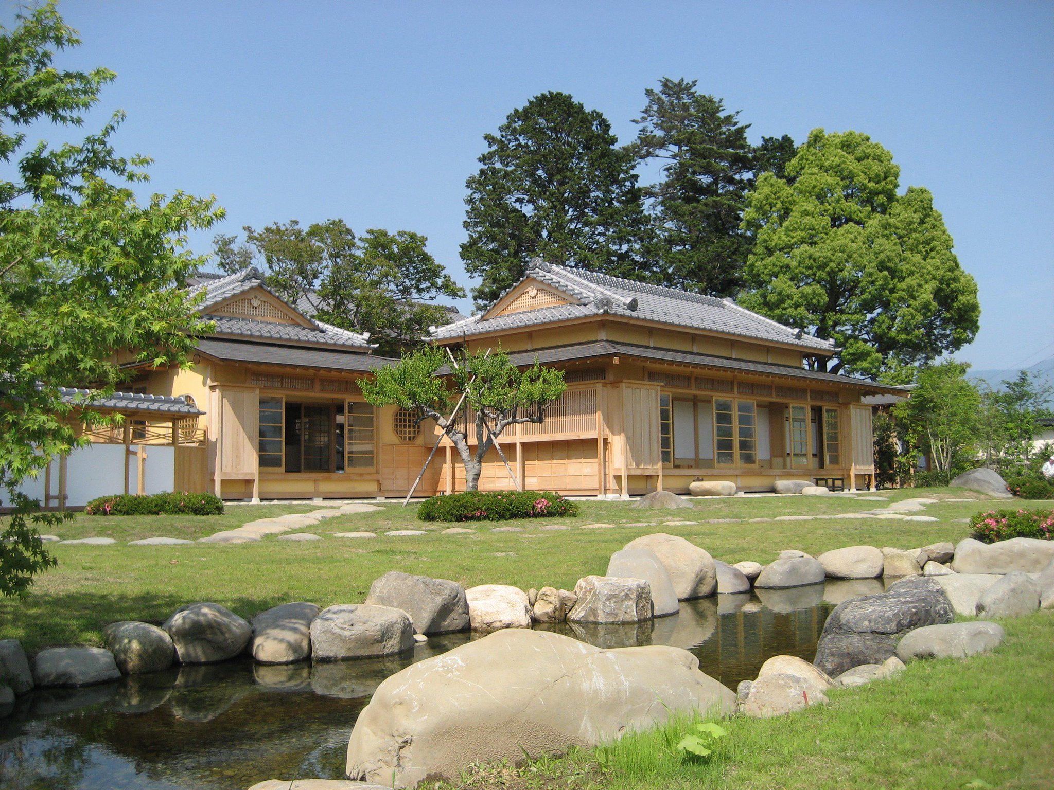 山梨市観光協会 根津記念館をご存じですか 鉄道王 と称された根津 嘉一郎の大邸宅を復原したものです 純粋な和風の空間に身を置いて 根津ゆかりの芸術 文化の世界をお楽しみください 入館料など詳細はこちら Http T Co Thxt1kq8ft Http T Co