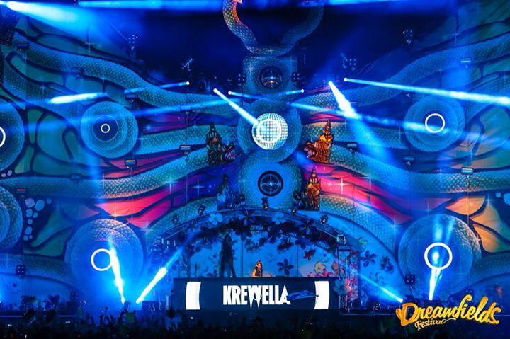 DreamfieldsAsia's tweet image. The @Krewella girls rocking #BUTTERFLY stage at #DreamfieldsBali2015!