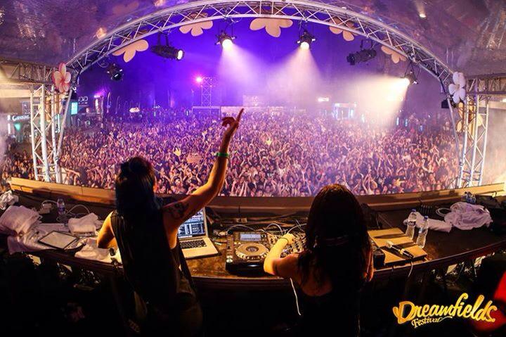 DreamfieldsAsia's tweet image. The @Krewella girls rocking #BUTTERFLY stage at #DreamfieldsBali2015!