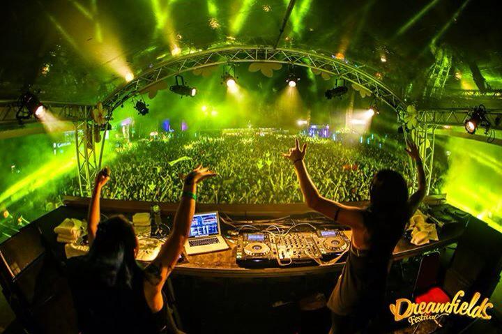 DreamfieldsAsia's tweet image. The @Krewella girls rocking #BUTTERFLY stage at #DreamfieldsBali2015!
