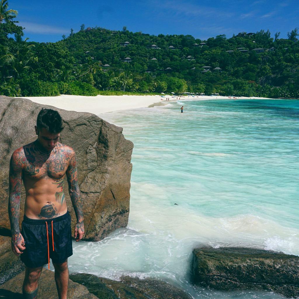 Roba che se fai la pipì in mare ti vengono i sensi di colpa.