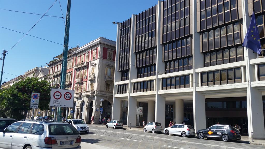 manrico_p's tweet image. Visita a Cagliari.. Palazzo della Regione.. Complimenti alle belle arti.. Ci sta come un riccio nei boxer..