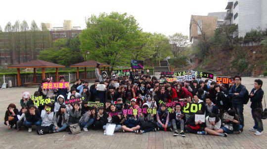 rongbbum's tweet photo. Remember when Apink just has 80 fans that attend their first fanmeeting ? But, now look. I'm a proud mom :') http://t.co/QujJX0jHtW
