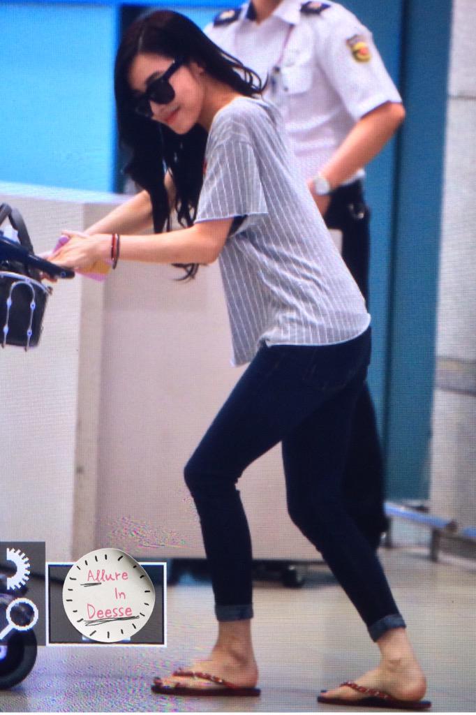[PIC][18-08-2015]Tiffany trở về Hàn Quốc vào chiều nay CMrjZ5aVAAApwfI