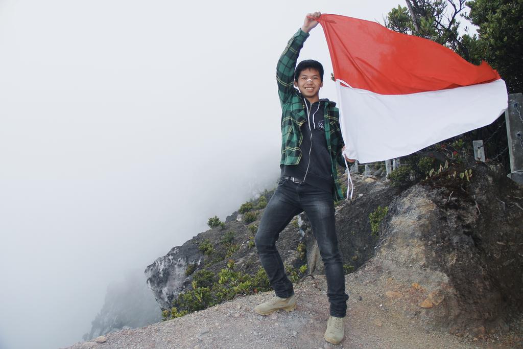 dhoragil's tweet photo. Hasta la victoria siempre Patria o muerte "Maju trs mnuju kmenangan. Tanah air atau mati" @GRPanghegar #GRPMerahPutih http://t.co/GJldEZdWUN