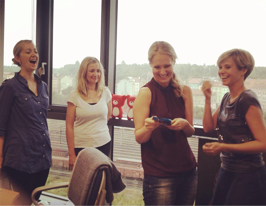 NadaceTMd's tweet photo. Office day: Důvod k radosti hledáme v každém počasí! Takhle jsme včera slavily Petřin svátek. #vsenej http://t.co/8zFVMnXmkF