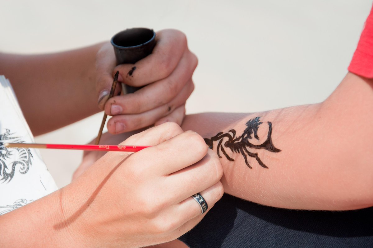 L'esperienza negativa di una turista in Marocco nel farsi un tatuaggio all'hennè nero (Henna) in spiaggia: "La sostanza può lasciare ustioni e cicatrici".