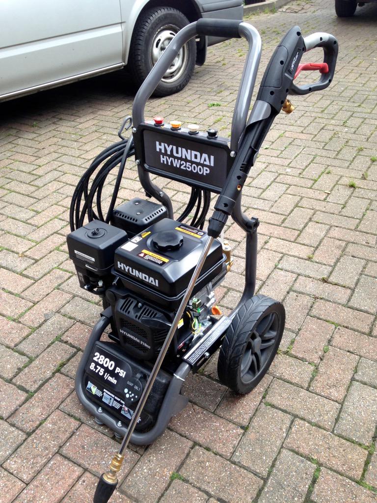 WindowCleaner4U's tweet image. We now offer Patio and Driveway cleaning with our new Hyundai petrol jet wash
07983 719 626 
fairmanswindowcleaning.co.uk