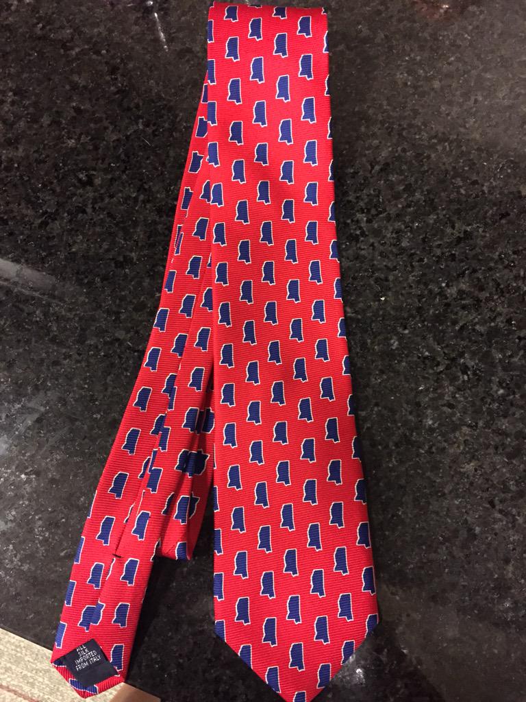 Grateful to @CoachNeuheisel for one of the greatest ties I have been given. Love it. #TheSip