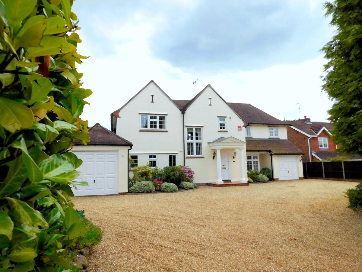 roz_barber's tweet photo. Stunning 5 bedroom family house in #Busbridge area of #Godalming to #rent. Contact @LeadersLimited for information. http://t.co/7VXaqbubC7