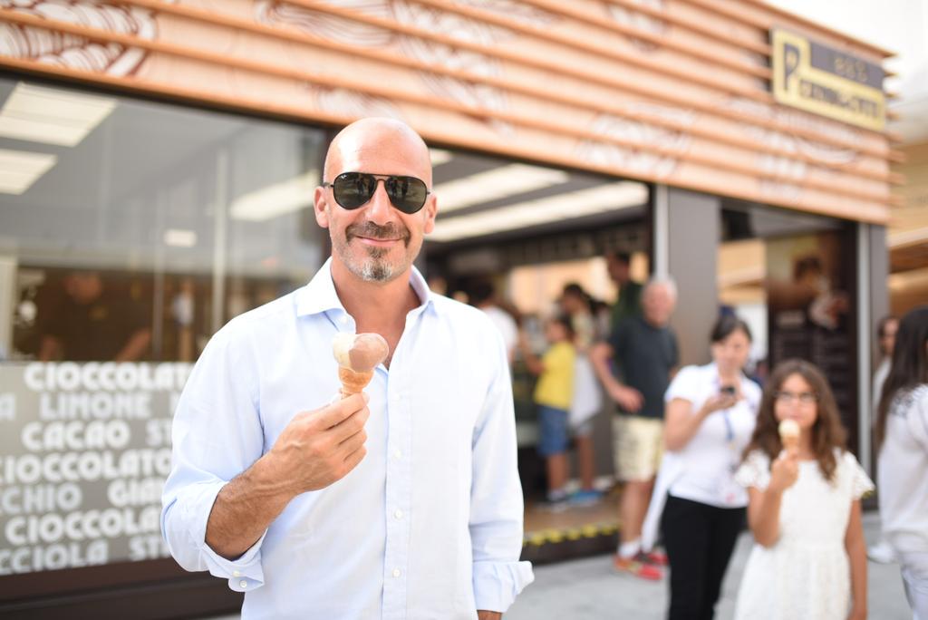 Expo2015Cocoa's tweet photo. Gianluca Vialli assaggia il fantastico gelato Pernigotti all'interno del Cluster Cacao Cioccolato in @Expo2015Milano! http://t.co/SlDTegn6Nw