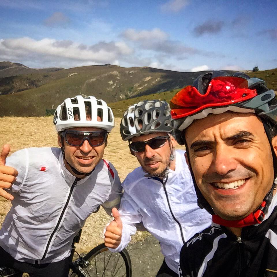 RichardCalle81's tweet photo. Buena ruta dándole al pico y subiendo la Cruz de la Demanda con @tomaslatorre y Ferran! La próxima Valdezcaray 😜 http://t.co/F0exl1Borx