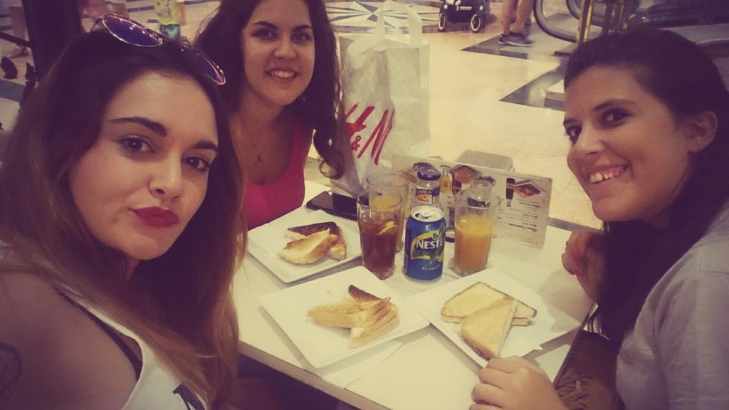 amoliva__'s tweet image. Merienda time! #SweetTeam #Barcelona #GranVia2  @saski_sa @caminaralapar