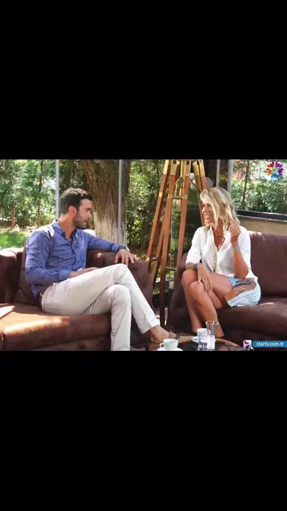 ErtugrulFilizay's tweet photo. Vee karşınızda bir adet kıskanç Defne 😂😂 #KiralıkAşk @arducbaris @elcnsng 😀 😎 ✌ http://t.co/6jNmQqqXmK