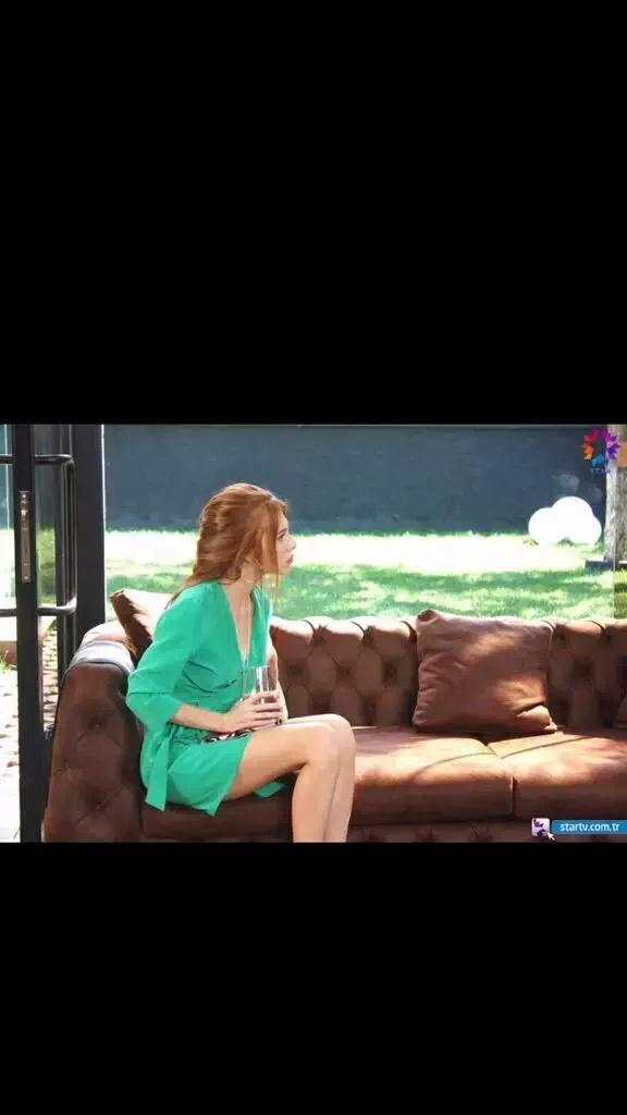 ErtugrulFilizay's tweet photo. Vee karşınızda bir adet kıskanç Defne 😂😂 #KiralıkAşk @arducbaris @elcnsng 😀 😎 ✌ http://t.co/6jNmQqqXmK
