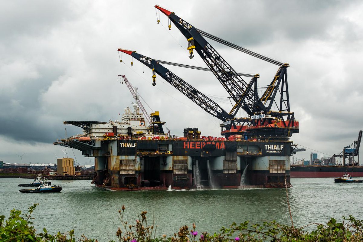 leoencis's tweet photo. #thialf schuift voorbij #ertskade #eecv #calandkanaal #rotterdam @PortOfRotterdam @De_Havenmeester #thenetherlands http://t.co/wyMIe3tiX7