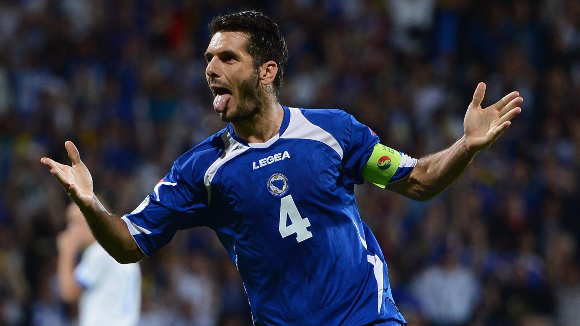 The legend himself Emir Spahic turns 35 today. Happy Birthday! 