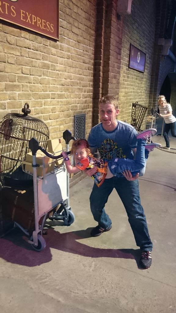 poojapoole's tweet photo. @BHCohort1415 @tillymonsta Scarlett's Birthday treat! Harry Potter World http://t.co/oRogoQwrRn