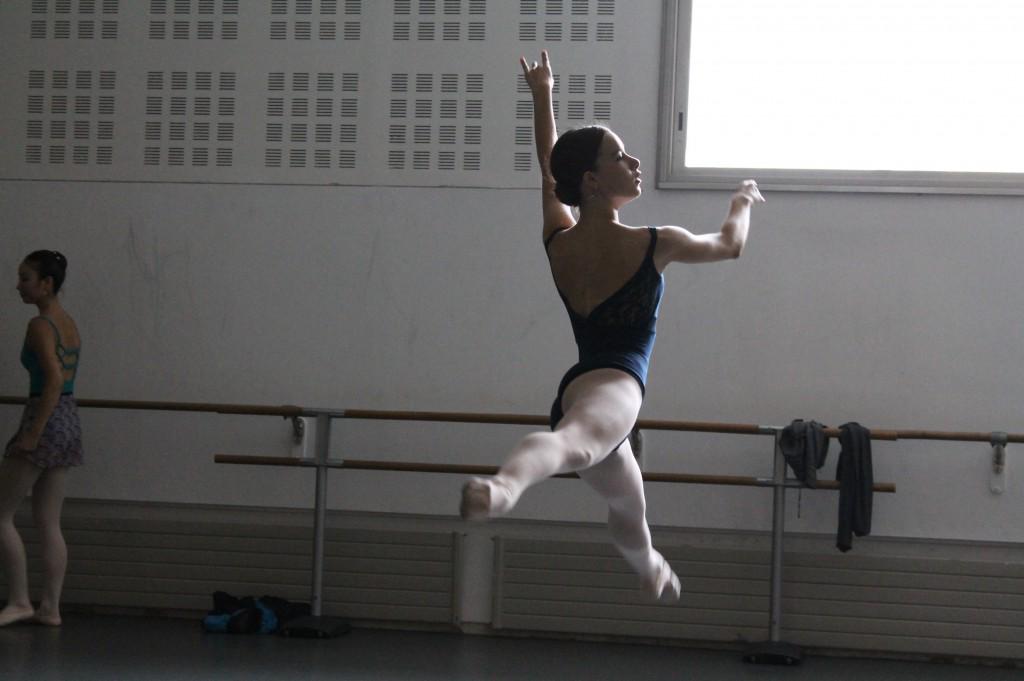 barcelona_cat's tweet photo. L'@institutteatre està ocupat per centenars de sabates de punta. T'ho expliquem: http://t.co/NwNH0Hq1ZX #IBStage2015 http://t.co/RbUOcXGNh1