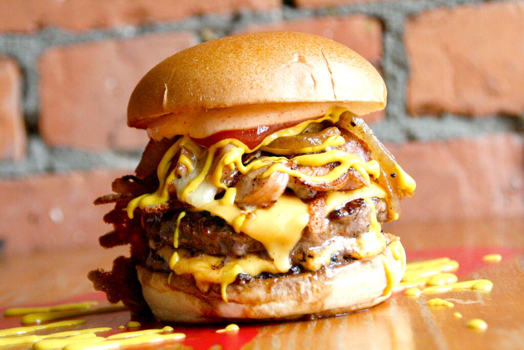 JosephHBurrows's tweet photo. Trying the #FamousNewMenu at @AlmostFamousLDS: http://t.co/KWpxMxsVXI #lbloggers #fdbloggers @UKBloggers1 @UKBlog_RT🍔 http://t.co/A3ygFmWm7u