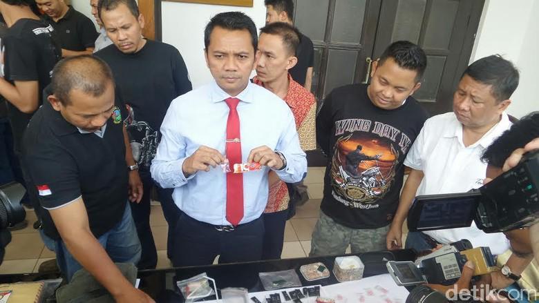 infobdg's tweet photo. Kasatserse Polrestabes BDG: Hati-hati, Sabu Kemasan Bungkus Permen Beredar di BDG http://t.co/Ar5poT4RiS #infoBDG http://t.co/S2P6K7doHd